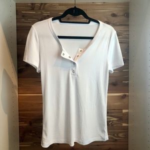 NWOT Women's Short Sleeve Scoop Neck Top with Snap Front Opening - Size M